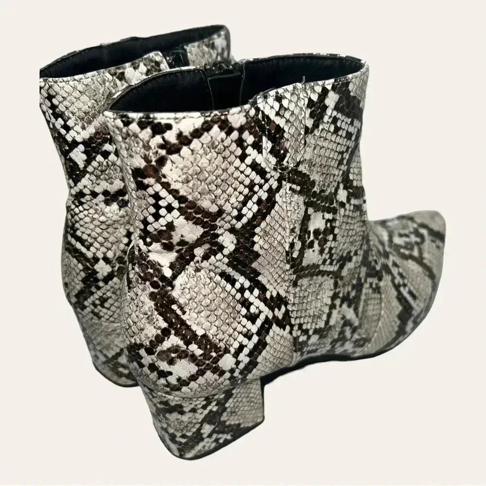 4487. QUPID ANKLE BOOTIES FAUX SNAKE SKIN‎ SIZE 7.5